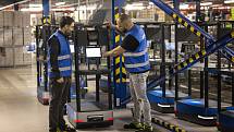 Vozí krabice s obuví či módními doplňky. Roboti pomáhají v jihomoravských Pohořelicích vychystávat objednávky zákazníků e-shopu společnosti Leder & Schuh