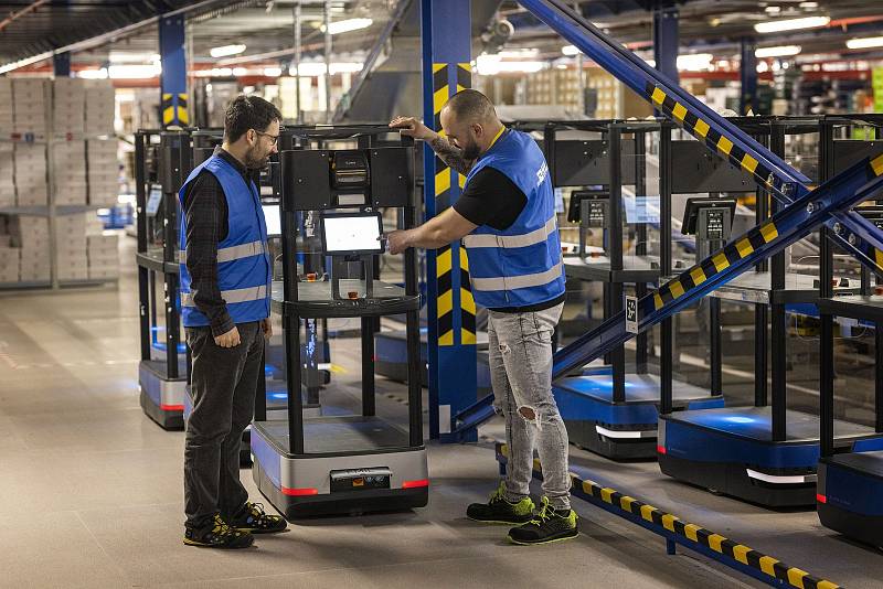 Vozí krabice s obuví či módními doplňky. Roboti pomáhají v jihomoravských Pohořelicích vychystávat objednávky zákazníků e-shopu společnosti Leder & Schuh