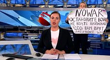 Vysílání ruské státní televize narušila aktivistka