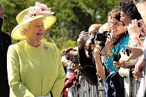 Oblečení, které má na sobě královna Alžběta II., má vždy jasný význam. Výrazné barvy jsou voleny záměrně, aby byla královna vždy středem pozornosti. Královna má pak na sobě téměř vždy brož, která je volena symbolicky vzhledem k dané akci.
