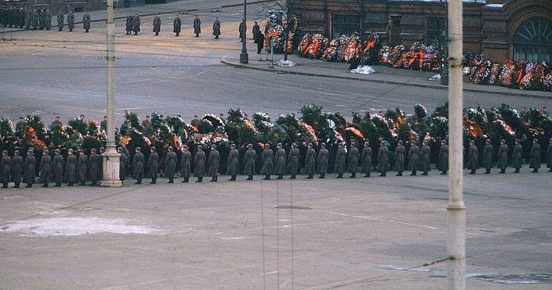 Stalinův pohřeb v Moskvě v roce 1953. Jeho součástí byla vojenská přehlídka.