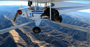 Youtuber za letu vyskočil z porouchaného letadla. Byl to jeho plán, míní experti