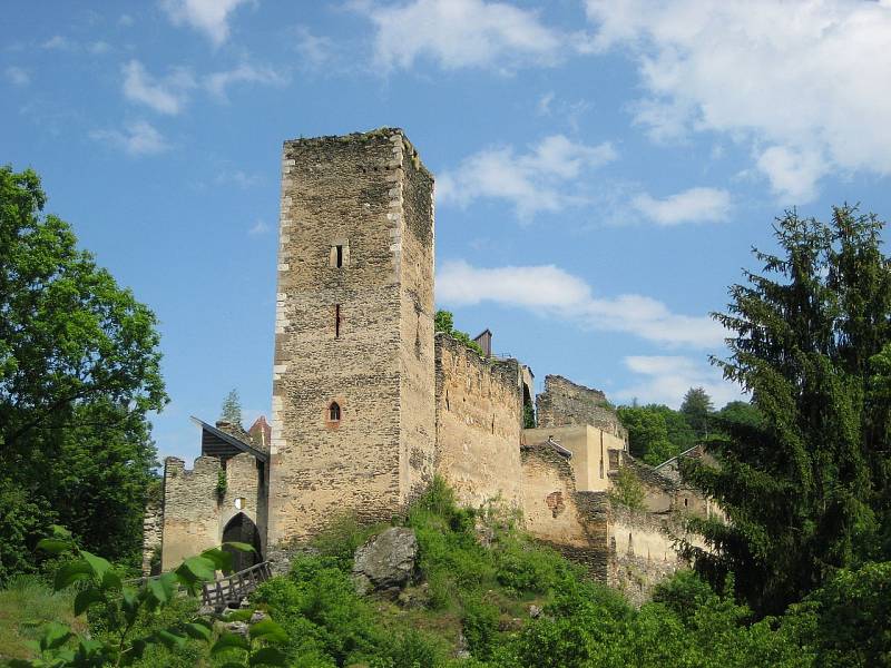 Zřícenina hradu Kaja patří mezi tradiční lákadla rakouského parku.