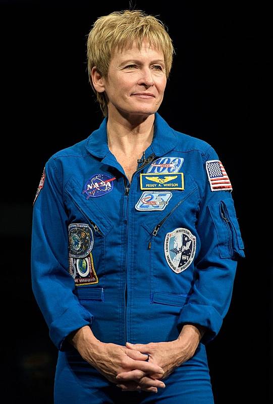 Astronautka Peggy Whitson drží dodnes nepřekonaný vesmírný rekord. S přestávkami strávila ve vesmíru více času, než kdokoliv jiný. Z NASA sice odešla před 3 lety do důchodu, ale nyní se plánuje do vesmíru vrátit. Na palubě stroje soukromé společnosti.