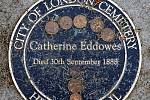 Pamětní deska Catherine Eddowesové na londýnském hřbitově.