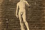 Originál sochy Davida od Michelangela na svém původním místě na náměstí Piazza della Signoria. V roce 1872 bylo dílo přestěhováno do vnitřních prostor, nyní na původním místě stojí jeho dokonalá kopie.
