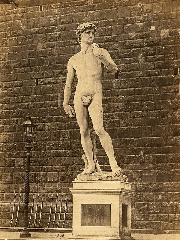 Originál sochy Davida od Michelangela na svém původním místě na náměstí Piazza della Signoria. V roce 1872 bylo dílo přestěhováno do vnitřních prostor, nyní na původním místě stojí jeho dokonalá kopie