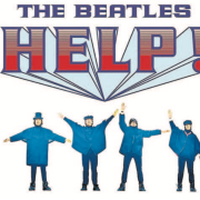 POMOC! Původně chtěli Beatles na obalu alba signalizovat slovo HELP. Pak se jim to ale trochu vymklo z rukou...