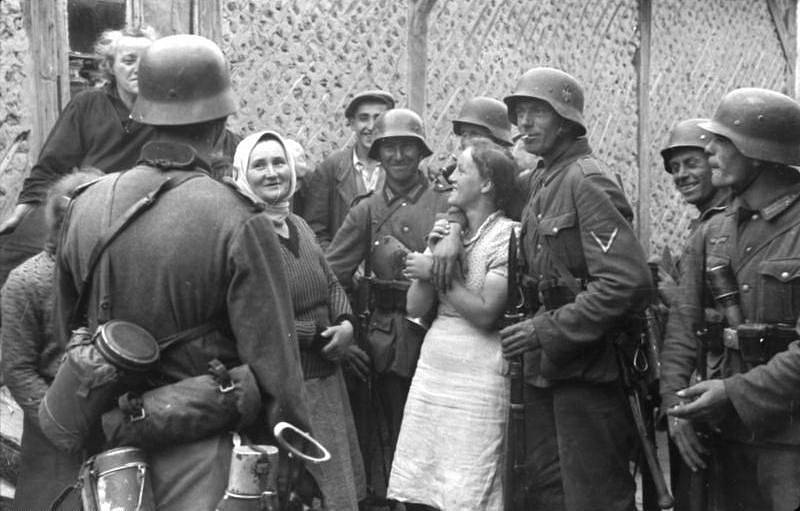 Propagandistický snímek zachycuje Němce při setkání s „nadšeně je vítajícími“ sovětskými civilisty