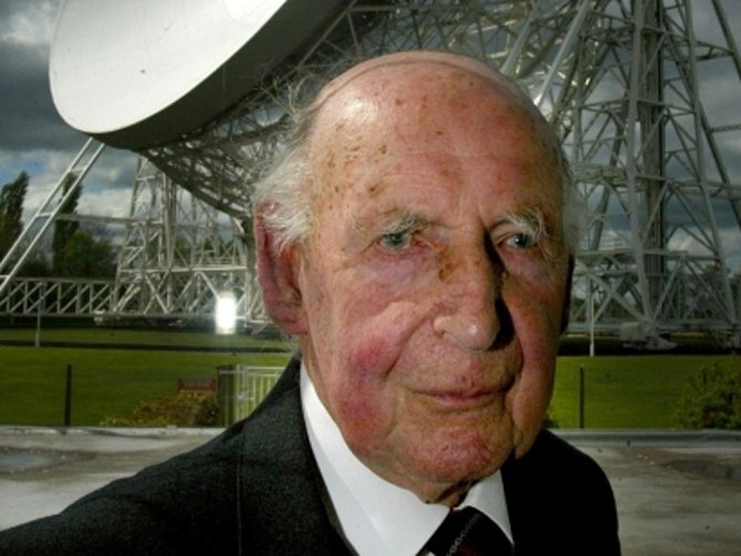 Ve věku 98 let zemřel v pondělí britský fyzik a astronom Bernard Lovell, který založil známou observatoř Jodrell Bank.