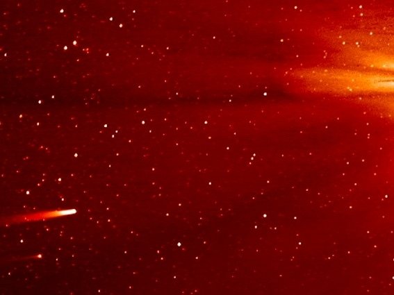 Kometa ISON (vlevo) se přibližuje k Slunci.