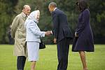 Královna Alžběta s princem Philipem vítají prezidenta Obamu s chotí.