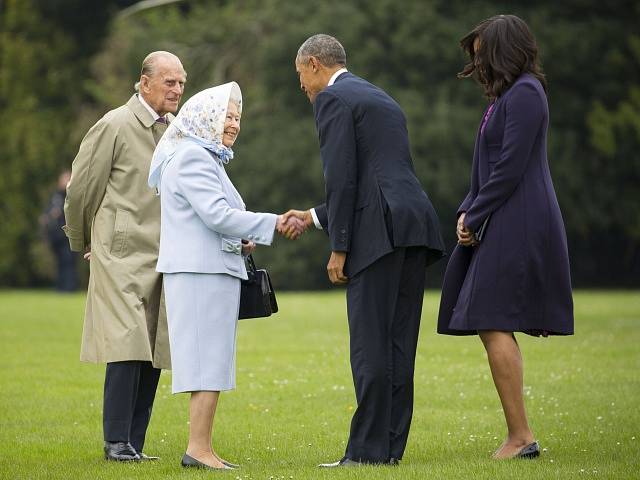 Královna Alžběta s princem Philipem vítají prezidenta Obamu s chotí.