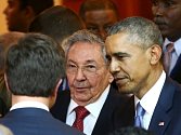 Raul Castro a Barack Obama na summitu v Panamě.