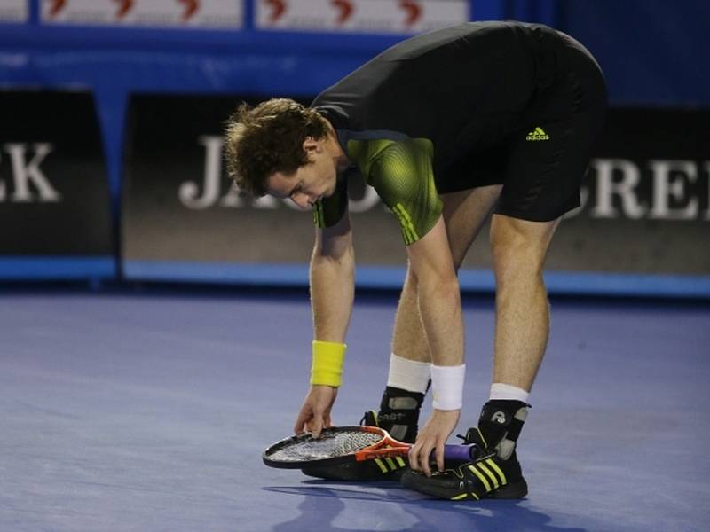 Andy Murray se protahuje během finále Australian Open.