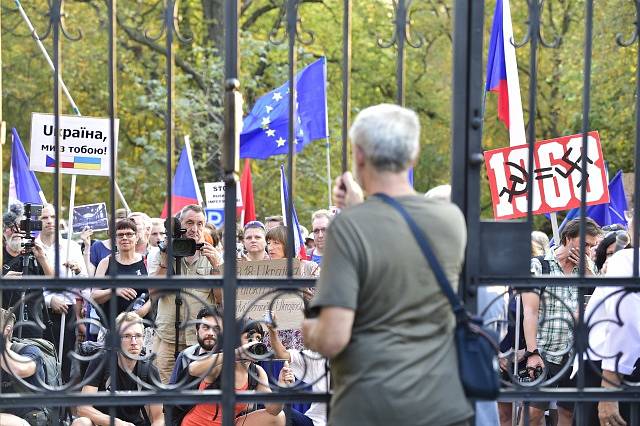 Demonstrace pod názvem "Nezapomínáme. Protestujeme." k 50. výročí okupace armádami Varšavské smlouvy se konala před ruskou ambasádou v Praze.