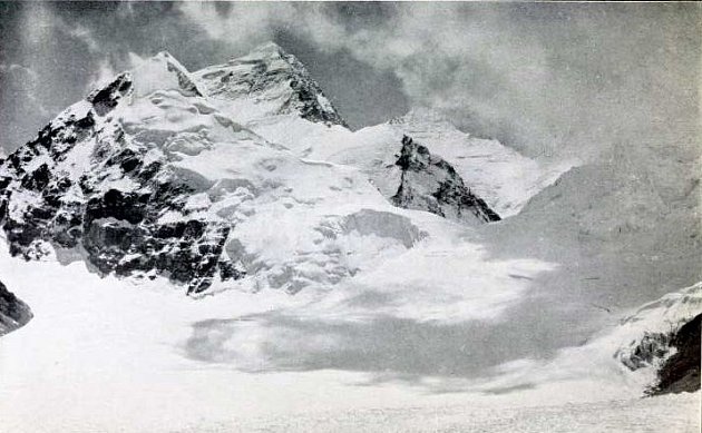 Fotografie svahů Mount Everestu, pořízená přímo Georgem Mallorym během expedice na horu v roce 1921