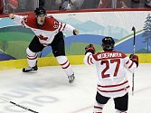 Sidney Crosby (vlevo) rozhodl v prodloužení o zlatých olympijských medailích pro Kanadu. 