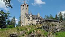 Liberecká výšina. Na vrchu Kovadlina byla před sto dvaceti lety vybudována restaurace ve formě středověkého rytířského hradu s pětadvacet metrů vysokou vyhlídkovou věží.
