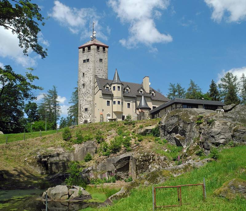Liberecká výšina. Na vrchu Kovadlina byla před sto dvaceti lety vybudována restaurace ve formě středověkého rytířského hradu s pětadvacet metrů vysokou vyhlídkovou věží.