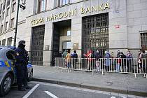 Lidé čekají ve frontě před budovou České národní banky (ČNB), aby si pořídili speciální tisícikorunu vydanou k 30. výročí rozdělení československé měny, 9. února 2023, Praha