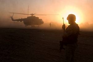 Polský vrtulník Mi-17 přistává v táboře Am Nabak v Čadu.