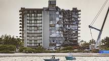 Demoliční četa za pomoci výbušnin zbourala část 12patrové budovy, která v městečku Surfside na Floridě zůstala stát po zhroucení několika desítek bytů v noci na 24. června