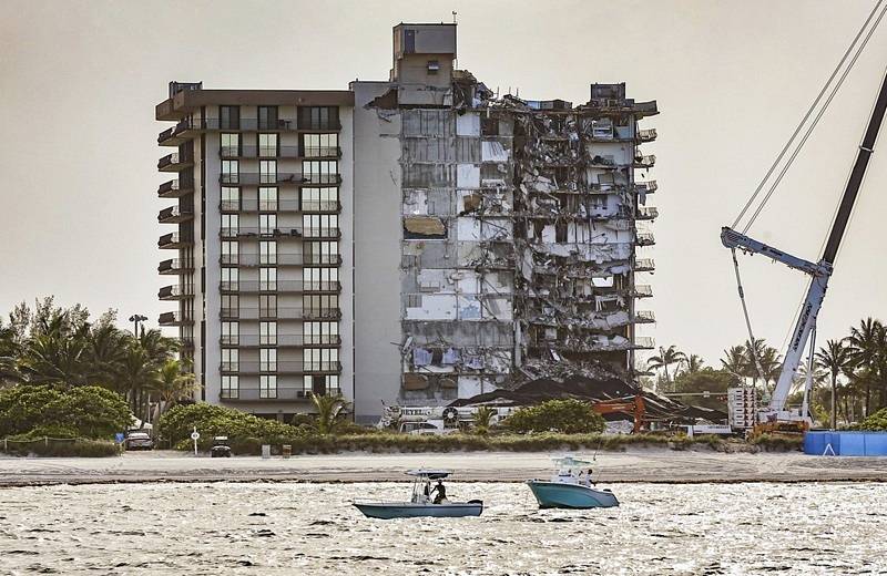 Demoliční četa za pomoci výbušnin zbourala část 12patrové budovy, která v městečku Surfside na Floridě zůstala stát po zhroucení několika desítek bytů v noci na 24. června