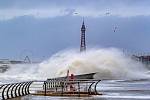 Vlny se přelévají přes vlnolamy Blackpoolu