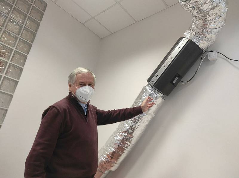 Nový systém filtrace vzduchu, který účinně brání přenosu onemocnění SARS-COV-2 v interiéru, vymysleli vědci Centra materiálů a nanotechnologií (CEMNAT) Fakulty chemicko-technologické Univerzity Pardubice.