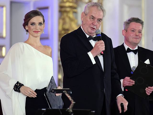Prezident Miloš Zeman hovoří k návštěvníkům reprezentačního plesu.