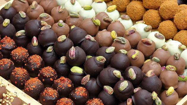 Základ pralinek tvoří cukr, ořechy a čokoláda, ostatní ingredience se mohou lišit