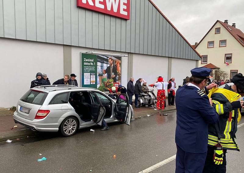 Do masopustního průvodu v Německu najelo auto.