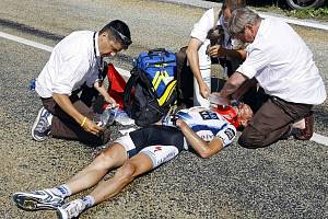 Německý cyklista Jens Voigt v péči oficiálních lékařů Tour de France.