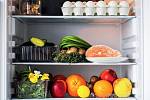 Když bude mít v lednici vše své stálé místo, budete mít lepší přehled, jaké potraviny v ní máte.