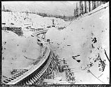 Sníh pokrývá rozestavěnou Zděnou přehradu na Cedrové řece, 9. ledna 1913. Přehrada byla dokončena v roce 1914