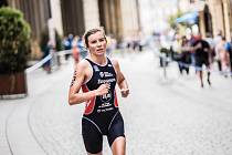 Triatlonistka Tereza Zimovjanová se blíží do cíle závodu SP v Karlových Varech