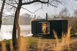 KEBIN je soběstačný kontejner bez potřeby připojení na inženýrské sítě, ukrytý u rybníka nedaleko Ondřejova.