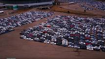 Odložené Volkswageny na zavřeném stadionu Pontiac Silverdome.