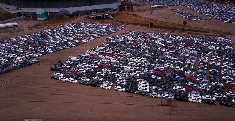 Odložené Volkswageny na zavřeném stadionu Pontiac Silverdome.