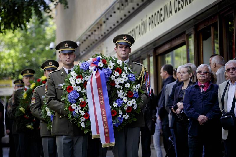 Pietní připomínku obětí srpnové okupace Československa armádami Varšavské smlouvy v roce 1968 si lidé připomněli 21. srpna před budovou Českého rozhlasu v Praze. 