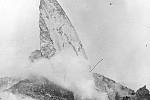 Lávový hřbet sopky Mt. Pelée, který se vynořil z centrálního kráteru v pozdější fázi erupcí v roce 1902, kolem výpary páry. Hřbet vychází z horké, krustou pokryté kupole