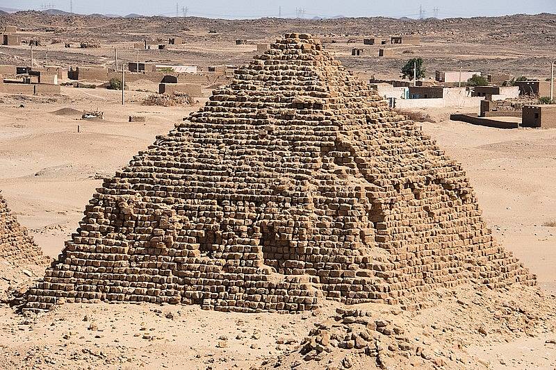 Pyramidy Nuri v Súdánu pomalu mizí před očima. Podle Světového památkového fondu patří mezi nejkritičtěji ohrožené památky na planetě.
