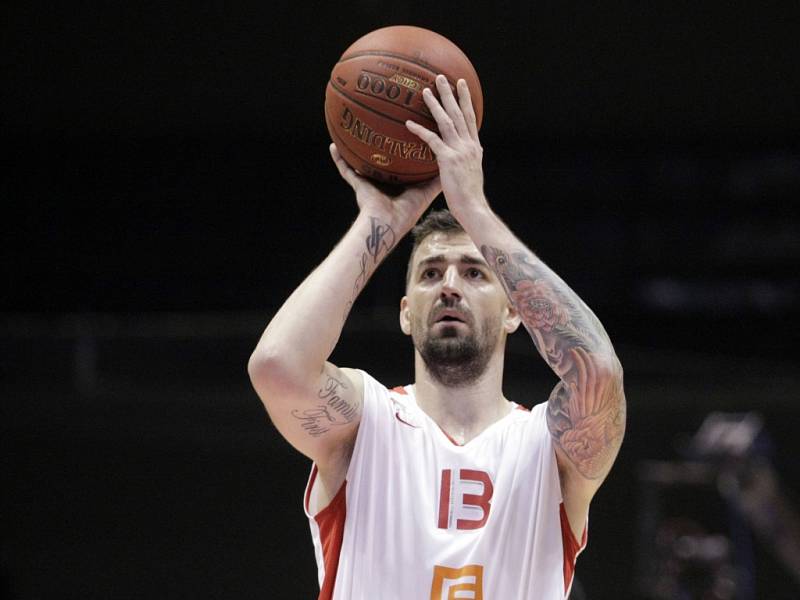 Basketbalista Nymburka Radoslav Rančík.