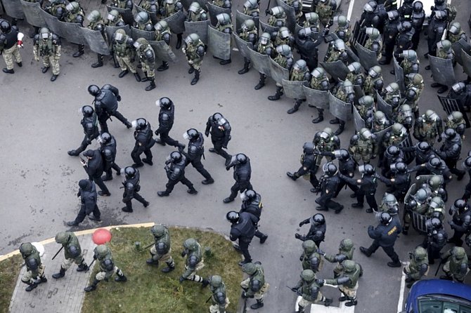 Běloruská policie blokuje demonstrantům ulici v Minsku