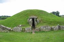 Bryn Celli Ddu, starověké rituální místo ve Walesu zřejmě sloužilo podobným účelům jako slavné Stonehenge