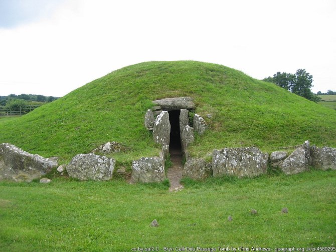 Bryn Celli Ddu, starověké rituální místo ve Walesu zřejmě sloužilo podobným účelům jako slavné Stonehenge