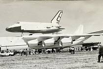 Letoun Antonov An-225 Mrija při neplánovaném přistání v Praze v roce 1989.