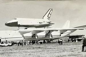 Letoun Antonov An-225 Mrija při neplánovaném přistání v Praze v roce 1989.