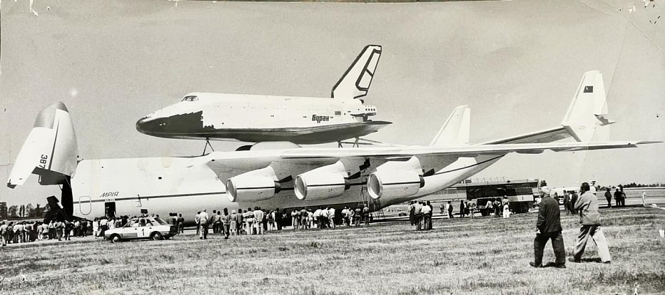 Letoun Antonov An-225 Mrija při neplánovaném přistání v Praze v roce 1989.
